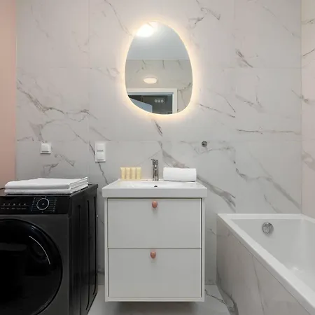 Elegant And Bright In With Balcony By Renters Lägenhet