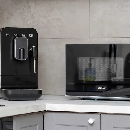 Elegant And Bright In With Balcony By Renters