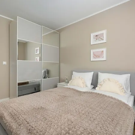 Elegant And Bright In With Balcony By Renters *