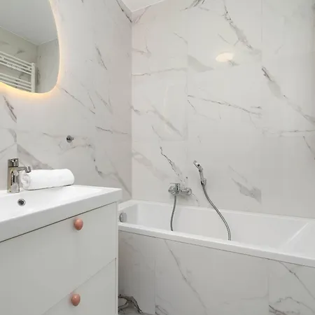 Apartment Elegant And Bright In With Balcony By Renters *