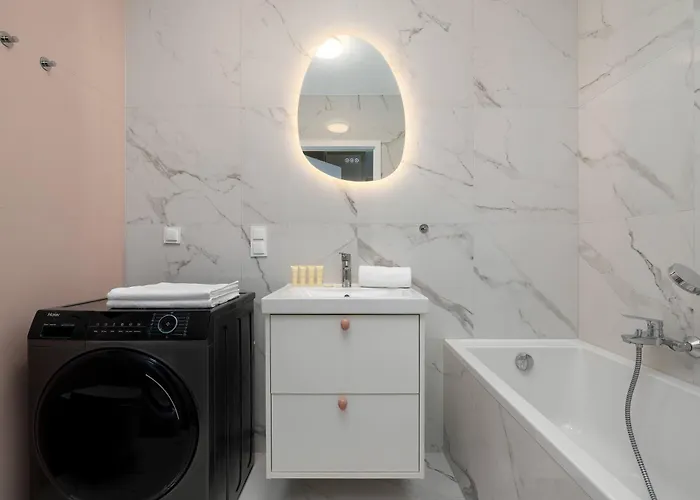 Elegant And Bright In With Balcony By Renters Lägenhet